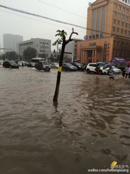 2016年7月19日5時20分邯鄲市氣象台發布暴雨紅色預警。邯鄲市內澇嚴重。（網絡圖片）