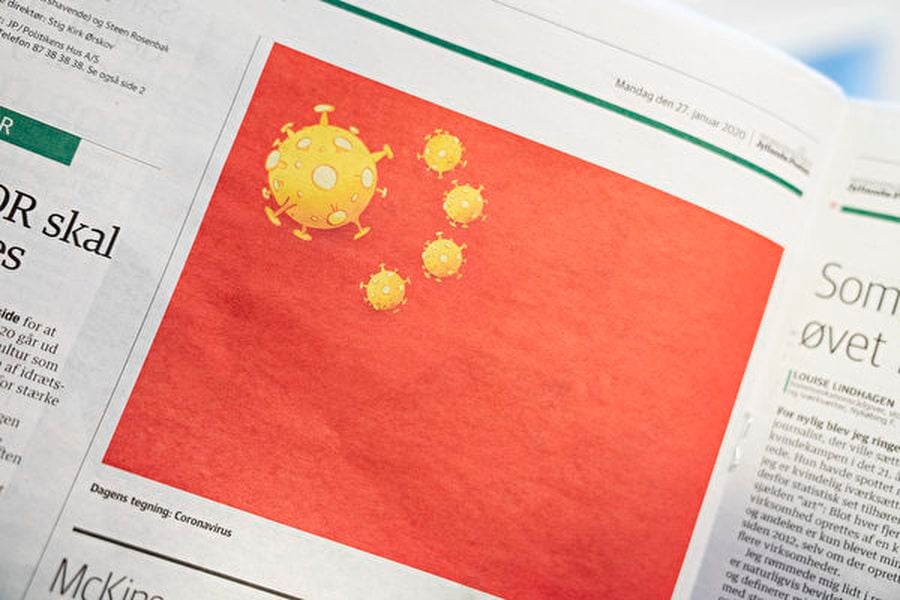 2020年1月27日，丹麥《日德蘭郵報》（Jyllands-Posten）將中共血旗上的「五星」換成五枚「冠狀病毒」（中共病毒）。（Ida Marie Odgaard/Ritzau Scanpix/AFP）