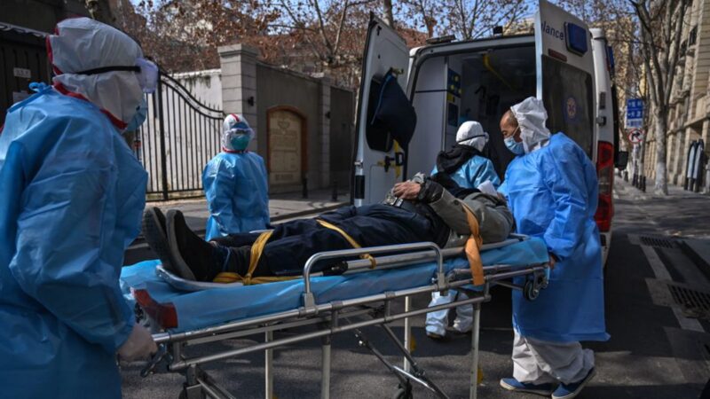  圖為武漢醫護人員收治一名中共肺炎疫情患者。（HECTOR RETAMAL/AFP via Getty Images）