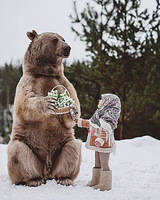 攝影師拍出唯美童話世界 ——模特兒和熊的奇幻相遇