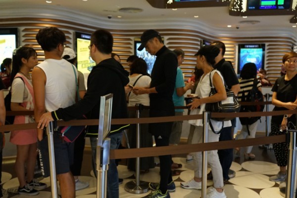 香港市民日前發現周潤發夫婦在電影院排隊買票，看自己演的新片《寒戰2》。（網絡圖片）