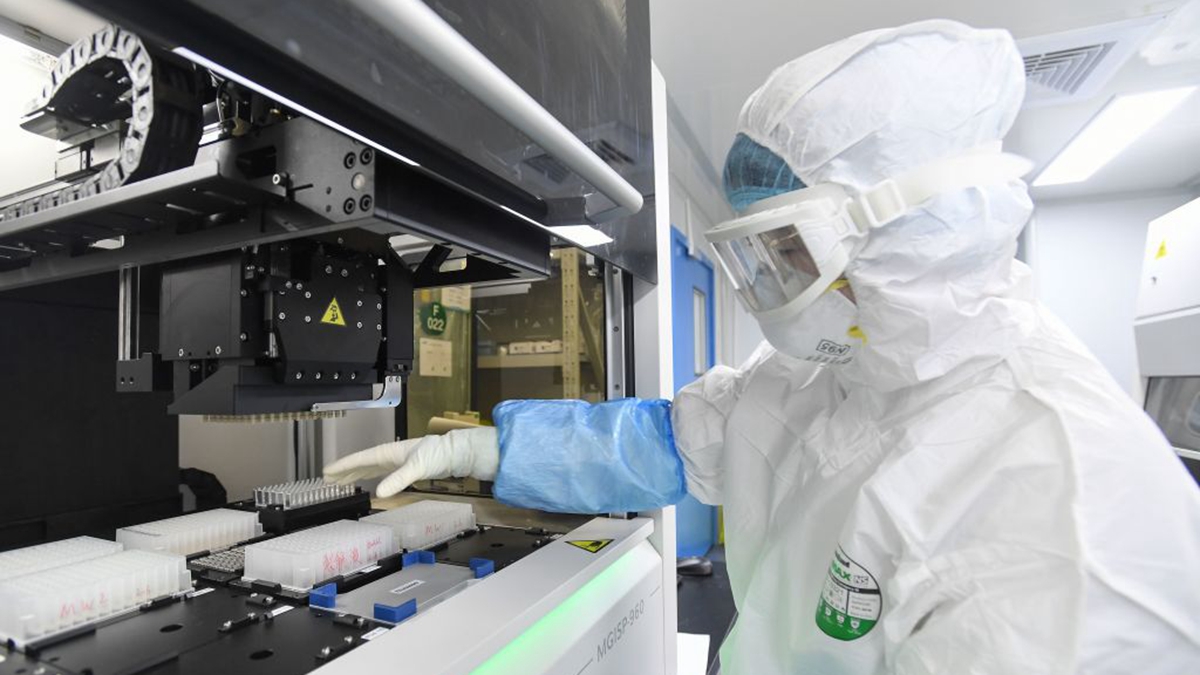 武漢實驗室工作人員正在對新型冠狀病毒進行檢測。（STR/AFP via Getty Images）