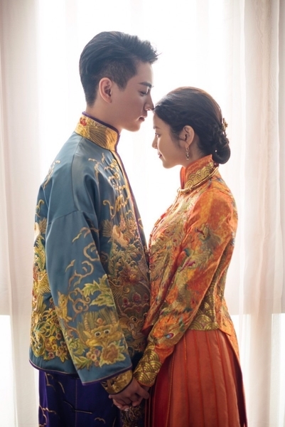 陳曉與陳妍希身穿中式禮服，遵循古今禮節完成迎娶儀式。（翻攝新浪娛樂微博）