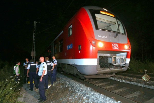 7月18日晚上當一輛列車駛到維爾茨堡附近附近的時候，一名17歲的阿富汗男子在火車上持斧頭和刀砍傷4名香港乘客，輕傷一人。（KARL-JOSEF HILDENBRAND/AFP/Getty Images）