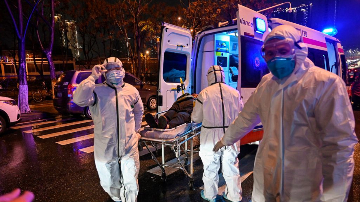 圖為武漢醫護人員正在收治病人。（HECTOR RETAMAL/AFP via Getty Images）