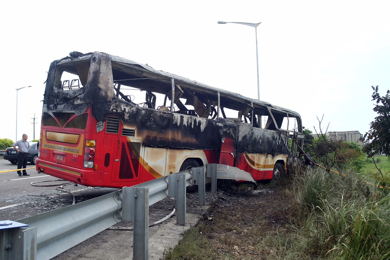 2016年7月19日，台灣，一大陸旅遊團遊覽車發生自撞燃燒的嚴重事故，造成26人死亡。（SAM YEH/AFP/Getty Images）