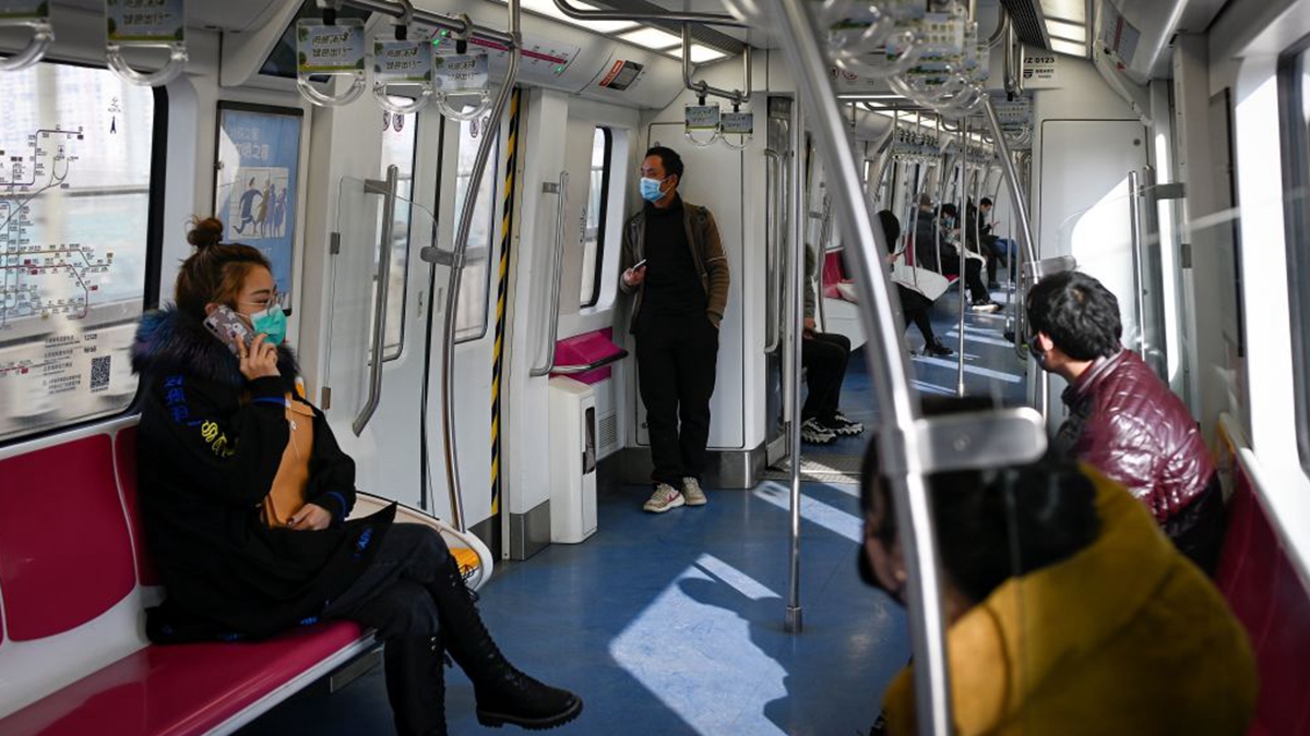 2020年2月10日復工，北京地鐵車廂內市民明顯增多。（STR/AFP via Getty Images）