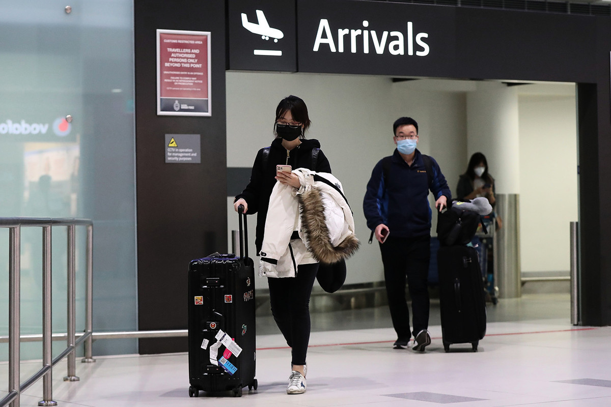 圖為到達澳洲珀斯機場的澳洲華人。（Paul Kane/Getty Images）