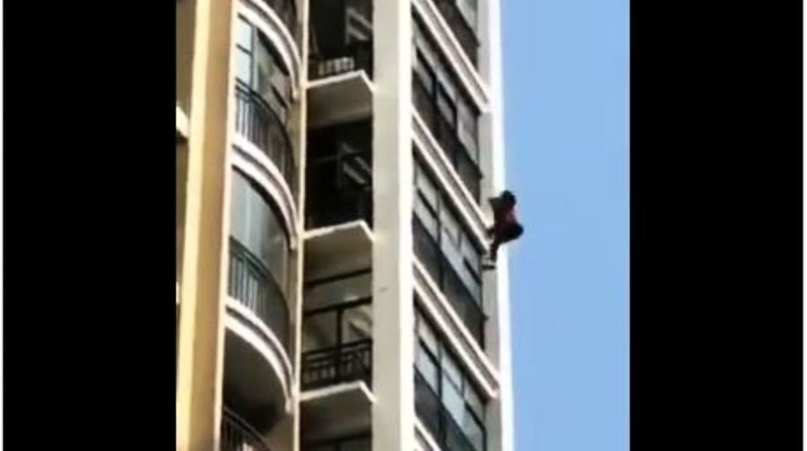 網傳武漢女爬窗逃命 不幸摔下高樓（影片）