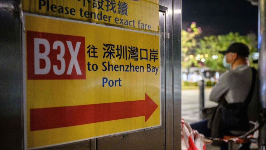這張攝於2020年2月6日的照片顯示，一名戴口罩旅客在等待從香港屯門經深圳灣大橋到深圳的巴士。（ANTHONY WALLACE/AFP via Getty Images）