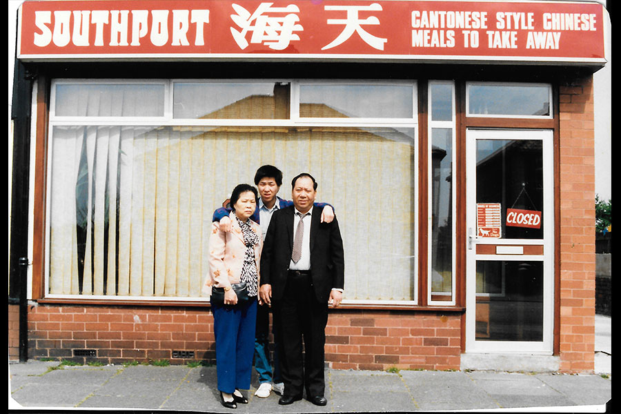 Straits Kitchen原名為「海天」，創辦人鍾遠威（Simon）三十年前在店前與父母合照。（受訪者提供）