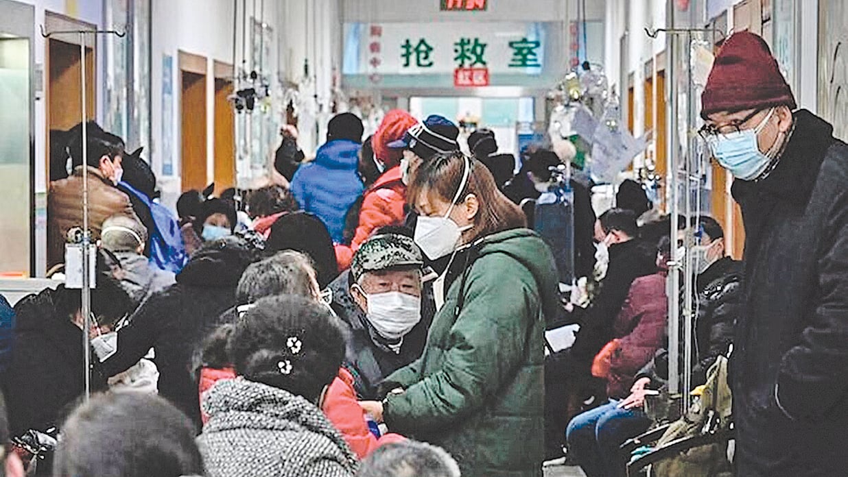 武漢醫院人滿為患，病人家屬透露，打針平均排12小時，有些病人等不到就死了。 （HECTOR RETAMAL/AFP via Getty Images）