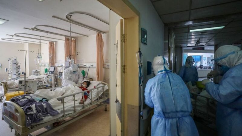 圖為2020年2月16日中國湖北省武漢市紅十字會醫院的醫務人員在隔離病房工作。(STR/AFP via Getty Images)