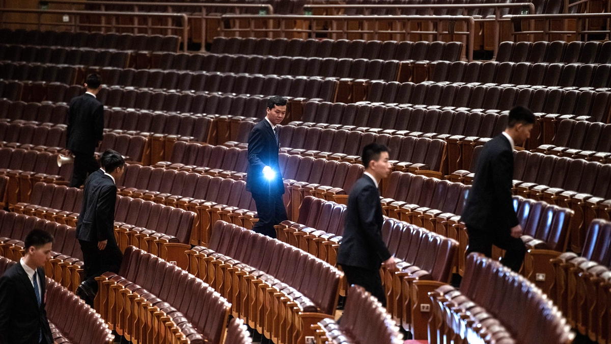 圖為北京大會堂在安檢。（FRED DUFOUR/AFP via Getty Images）