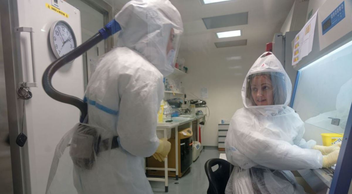 圖為CNRS技術員Adeline Danneels（L）和病毒學家兼研究人員Sandrine Belouzard於2020年2月20日在法國里爾巴斯德研究所的高級P3生物安全實驗室中工作。該研究所使用從法國首次確診的病毒病例中採集的血液樣本對中共病毒（俗稱武漢病毒、新冠病毒、2019-nCoV）的基因組進行了測序。（Sylvain Lefevre/Getty Images）