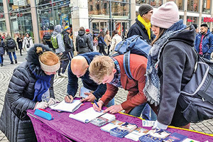 瑞典民眾支持法輪功學員反迫害
