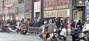 聽信官方宣傳 大陸多地人潮聚集吃喝