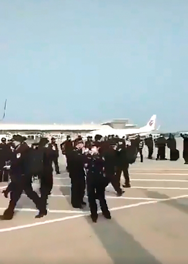 大批重慶公安到達武漢天河機場。（影片截圖）