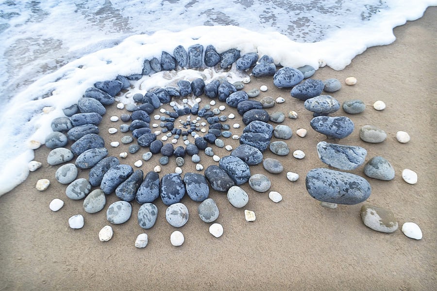 海浪下石頭作品一天被沖毀 藝術家仍創作不息