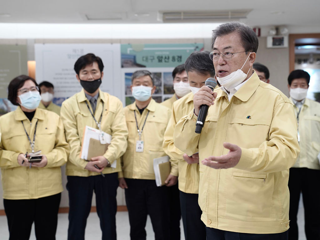 2020年2月25日，南韓總統文在寅訪問中共肺炎疫情嚴重的大邱市，在市政廳狀況室主持大邱地區特別對策會議。（South Korean Presidential Blue House via Getty Images）