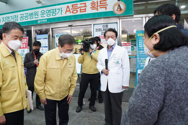 2020年2月25日，南韓總統文在寅訪問武漢肺炎疫情嚴重的大邱市，在市政廳狀況室主持大邱地區特別對策會議。（South Korean Presidential Blue House via Getty Images）
