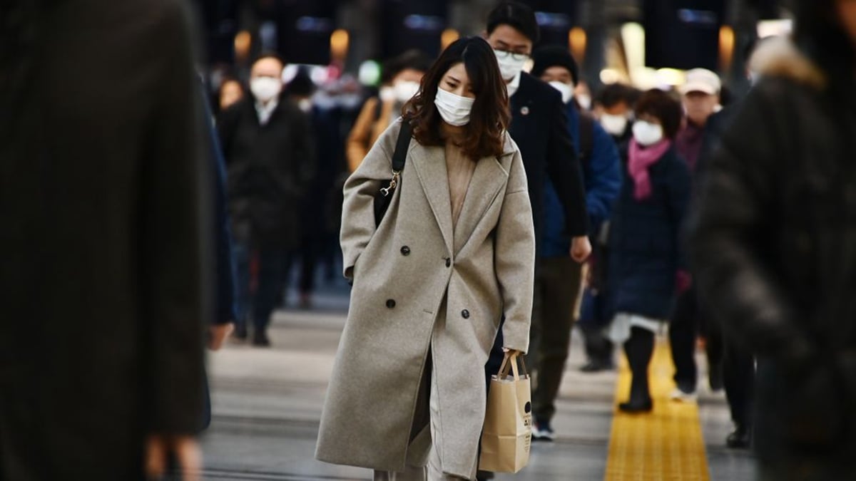 受中共肺炎疫情影響，日本民眾普遍戴著口罩出門。（CHARLY TRIBALLEAU/AFP via Getty Images）