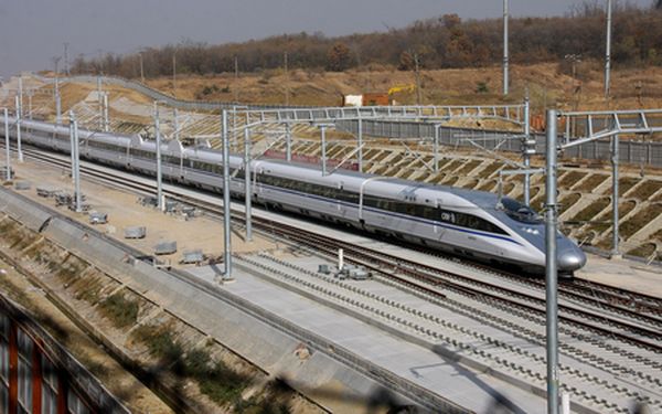 中國有許多漂亮又綿密的高速鐵路，但在興建過過程中，完全沒有考慮營運獲利率。（Stringer: STR/2010 AFP）