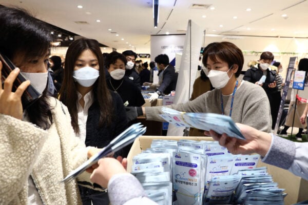 南韓中共肺炎疫情至29日上午已奪16命，總統文在寅因致贈中國口罩、對中國旅客開放邊界之舉飽受抨擊。圖為南韓民眾排隊購買口罩。（Chung Sung-Jun/Getty Images）