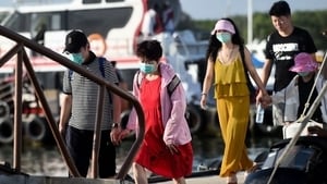 不信中共控制肺炎疫情 華人遊客留巴厘島拒乘包機回國