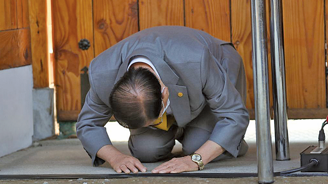 3月2日下午，南韓新天地教主被控謀殺罪，下跪向國民道歉。（AFP）