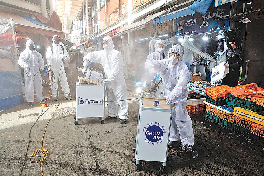防疫人員在首爾傳統市場進行消毒。（Chung Sung-Jun/Getty Images）