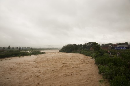 7月19日洪水奔過河南的村莊。（Lintao Zhang/Getty Images）