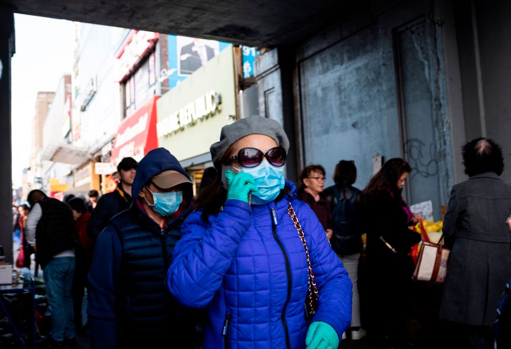 疫情可能導致大量中小企業倒閉。圖為美國法拉盛街頭人群。（JOHANNES EISELE/AFP via Getty Images）