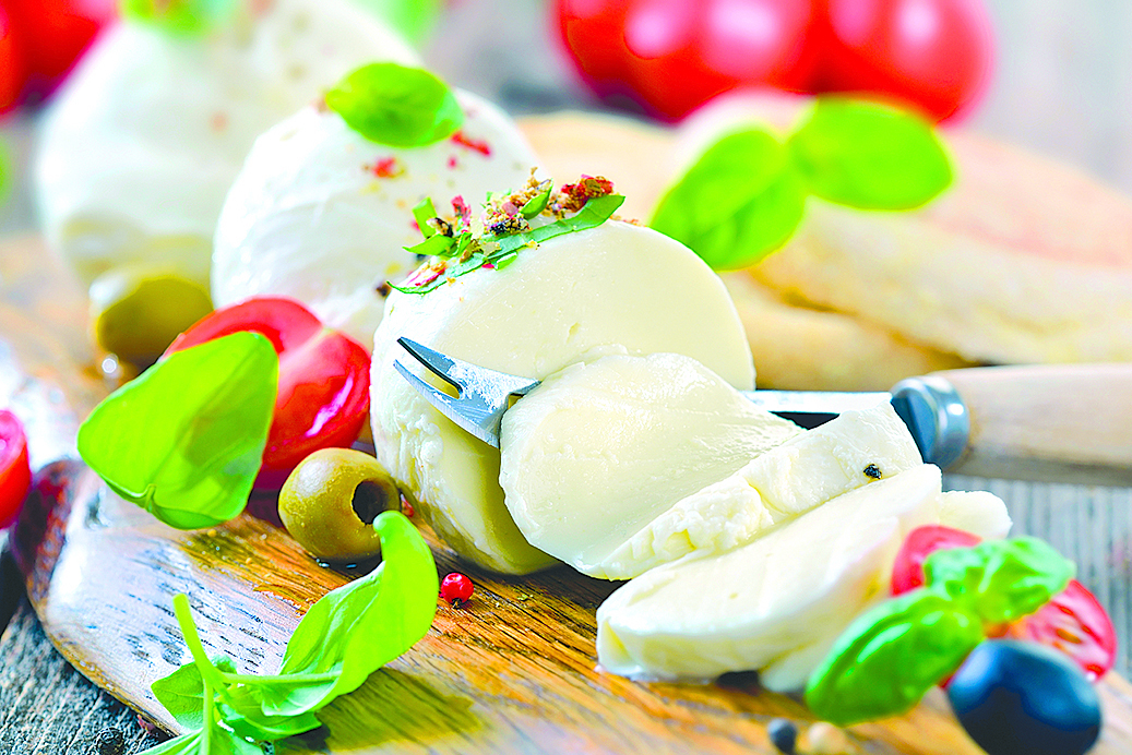 將切塊的莫薩里拉芝士加入沙律中，健康又美味。