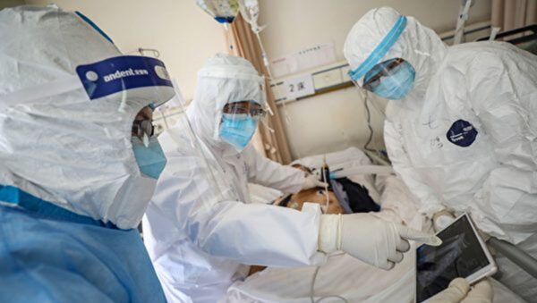  圖為2月16日，武漢一所醫院裏的中共肺炎病人與醫生。（STR/AFP via Getty Images）