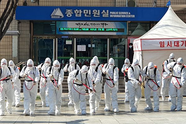 韓國成為繼中國之後，武漢肺炎（新冠肺炎）疫情最嚴重的國家。圖為韓國士兵穿著防護裝備噴霧消毒劑。(YONHAP/AFP)