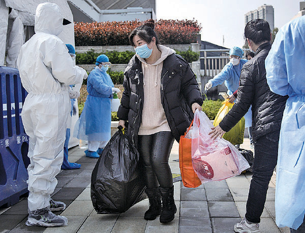 中共當局疑為營造武漢疫情受控假像，將湖北14間由體育館等改成的方艙醫院內的患者全部送回家，「迎接」習近平到訪武漢。（Stringer/Getty Images）