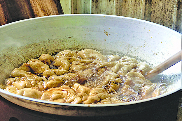 在大鐵鍋中熬好糖水，就把米漿糰一一放入糖水鍋中，不斷地攪拌。