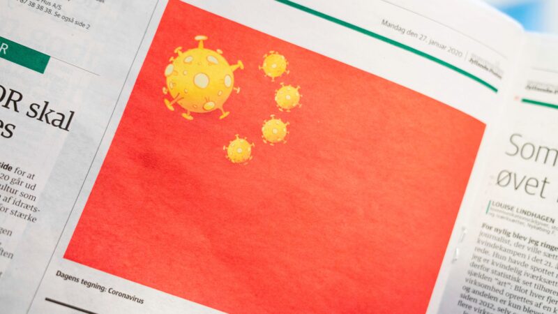 2020年1月27日，丹麥《日德蘭郵報》（Jyllands-Posten）將中共血旗上的「五星」換成五枚「冠狀病毒」，非常生動形象地揭示了中共的邪惡本質。（IDA MARIE ODGAARD/Ritzau Scanpix/AFP via Getty Images）