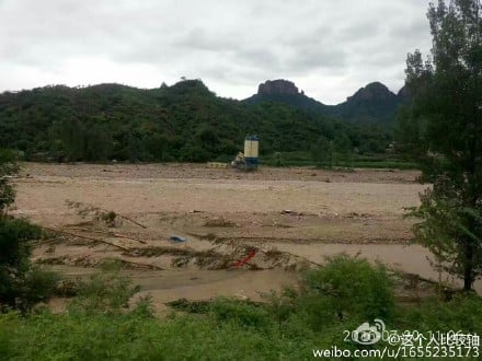 邢台網民上傳照片顯示，水庫洩洪後淹沒了村子。（網絡圖片）