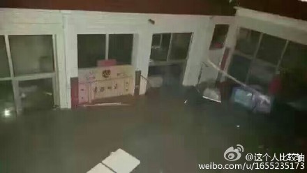 邢台網民上傳照片顯示，水庫洩洪後淹沒了村子。（網絡圖片）