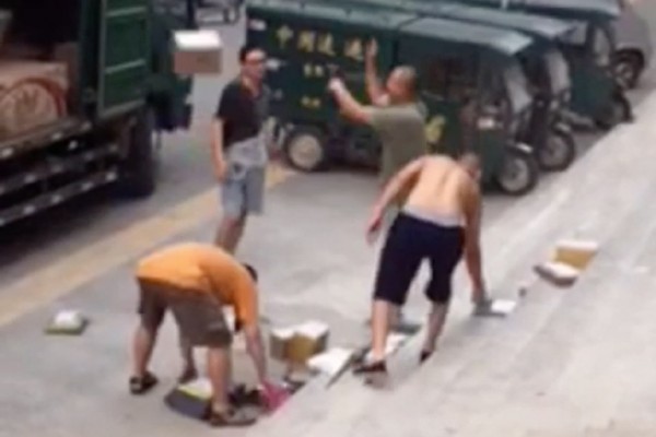 一段「中國郵政野蠻快遞」的視頻近日引起網民的憤怒。（視像截圖）
