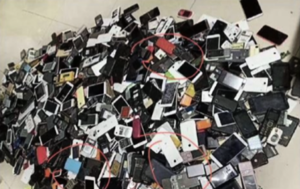 三大運營商移動電話用戶暴減2100萬 武漢殯葬館滿地手機