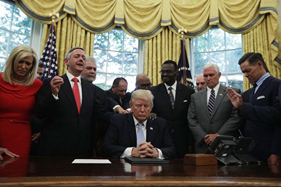 圖為2020年3月15日特朗普和官員在白宮祈禱。（Photo by Alex Wong/Getty Images）