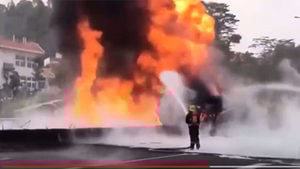 沖天大火從北燒到南 廣深高速深圳段起火