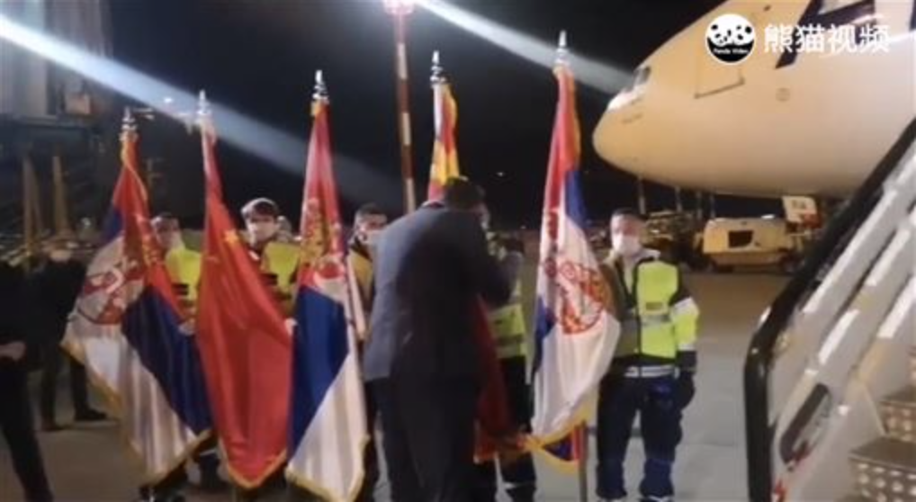 塞爾維亞總統親吻中共五星旗  網民：向播毒元兇親吻