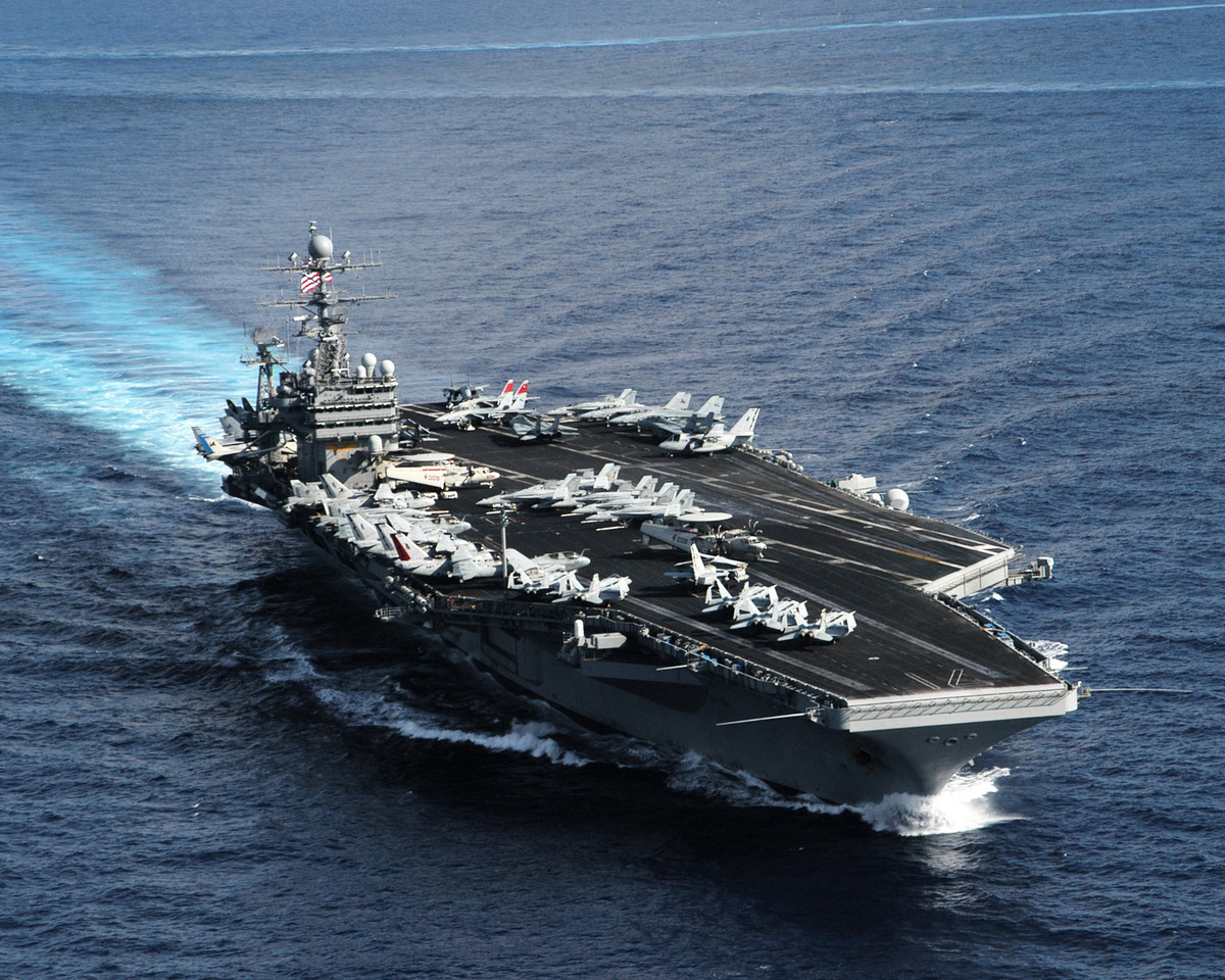 美國海軍周二（24日）通報，正在西太平洋、菲律賓海域值勤的「羅斯福號」（USS Theodore Roosevelt）航空母艦上，有三人確診感染了中共肺炎。（維基百科）