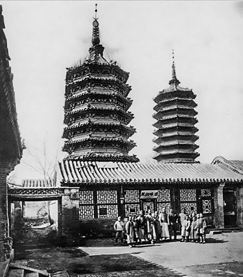 大慶壽寺，又稱慶壽寺，俗稱雙塔寺，位於北京市西城區西長安街，是一座漢傳佛教寺院，現已無存。（公有領域）