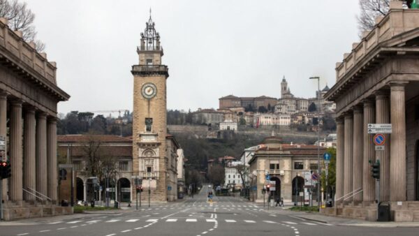  3月25日拍攝的照片顯示，意大利米蘭附近的貝加莫的Viale Vittorio Emanuele II和上城區已經空無一人。 （Emanuele Cremaschi/Getty Images）