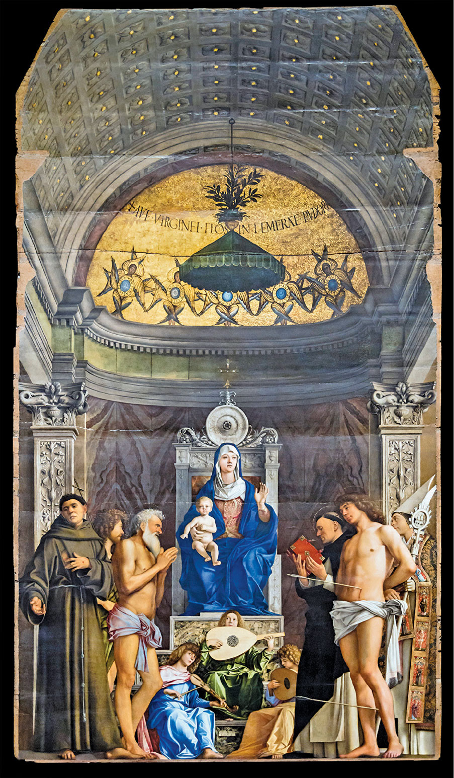喬凡尼‧貝里尼於威尼斯聖吉歐教堂繪製的祭壇畫《寶座上的聖母》，油畫於木板。威尼斯學院畫廊收藏。畫家合理地以明暗組織畫面，使用明暗對照法在二維的平面上形成了三維景深的空間感和人物立體的美感。（M0tty：維基公共領域）（局部）